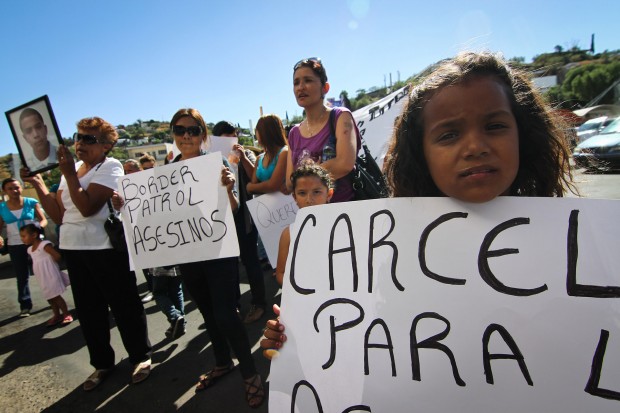 Family and friends protest shooting deaths in Nogales, Son.